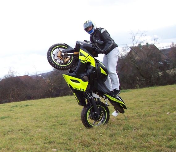 Simon MTZ Stunt dans l'herbe