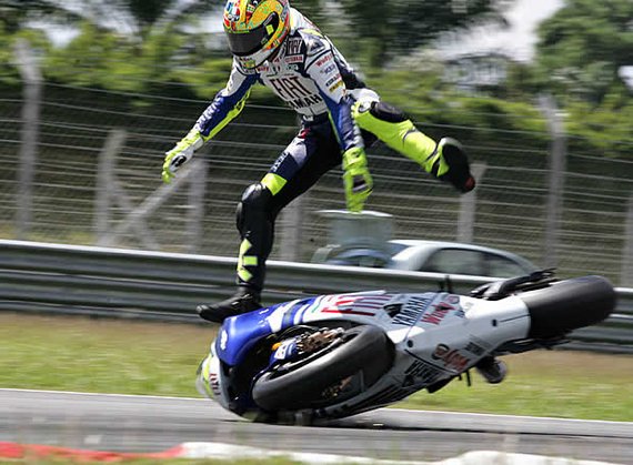 Rossi chute essais Sepang 2008