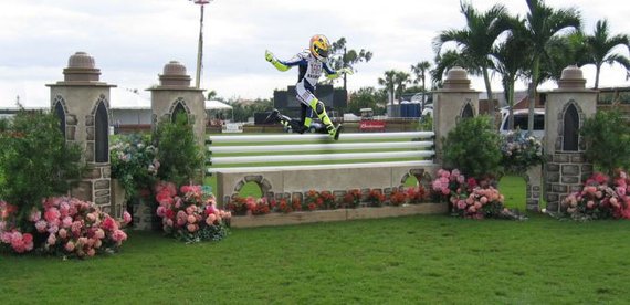 Valentino Rossi saute une haie sur un parcours de cheval