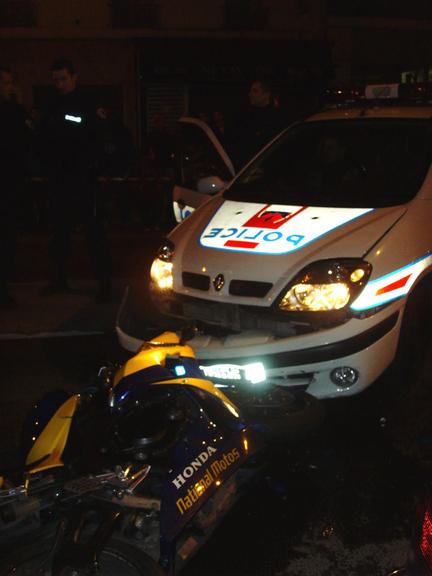 Bavure une voiture de police percute une moto dimanche 2 mars 2008 à aubervilliers