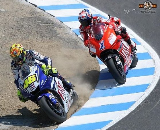 Rossi attaque Stoner dans la terre à Laguna Seca