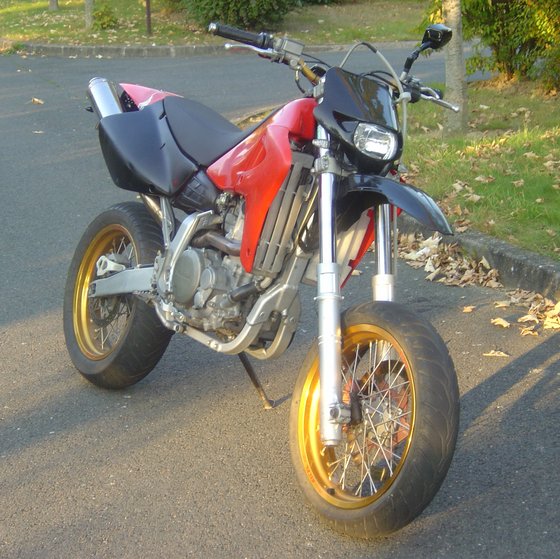 Honda XR650R rouge et noir de face