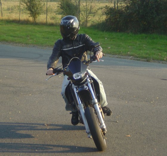 Moi en plein virage avec le Husqvarna 610TE