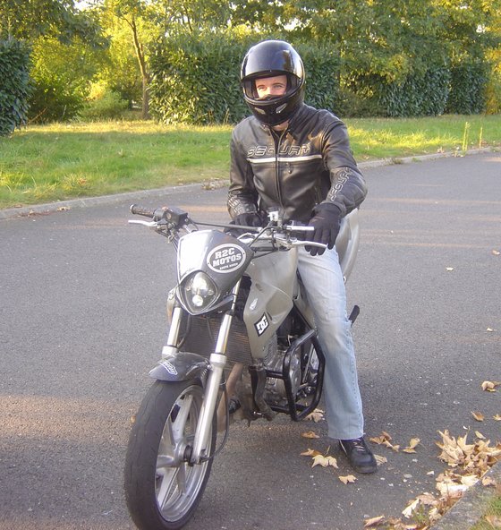 Moi qui pose sur le CB500 avec mon casque AGV Ti-Tech et mon cuir Segura