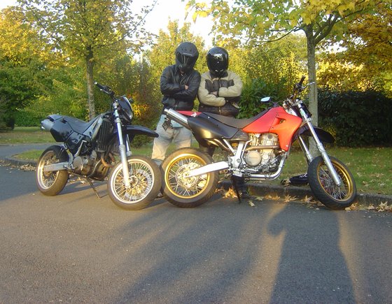 Honda XR650R rouge et noir et Husqvarna 610TE avec les Ghost Riders