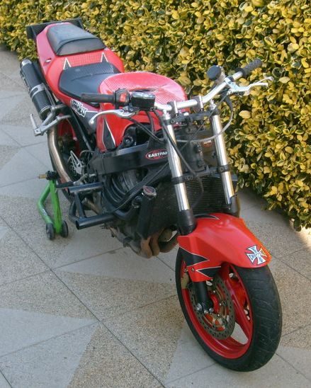 Honda CBR 600 FS 2002 street stunt rouge, vue face droite