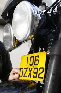 Une moto avec une plaque devant pour ces enculés du gouvernement