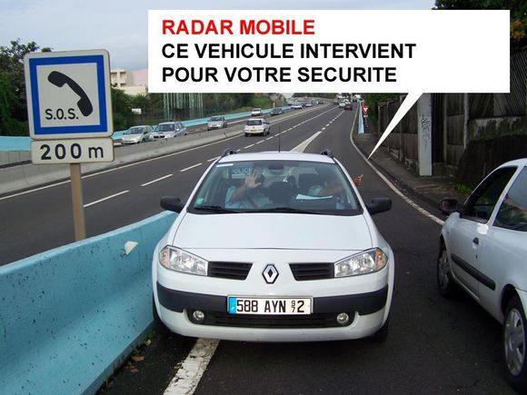 Un policier qui se cache dans une Renault Mégane de la Police stationnée à contre sens d'une voir d'accélération pour flasher tous les véhicules
