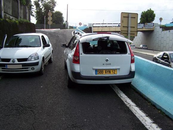 Le radar d'une Renault Mégane de la Police stationnée à contre sens d'une voir d'accélération