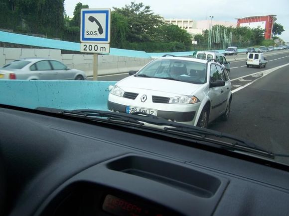 Une Renault Mégane de la Police stationnée à contre sens d'une voir d'accélération photographiée par un automobiliste étonné