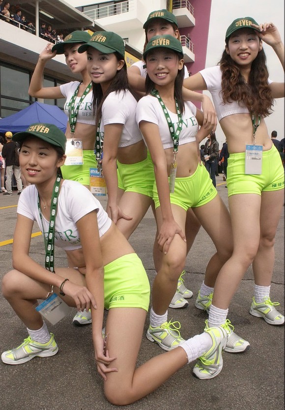 7 pit babes asiat en shorty vert sponsorisées par Jever
