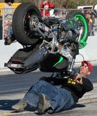 Photo d'un stunter qui va se prendre sa moto sur la gueule