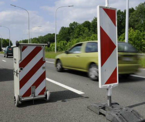 Un panneau de signalisation qui masque un radar de vitesse