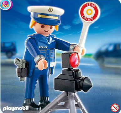 Un super jouet playmobil! Un flic et son radar...