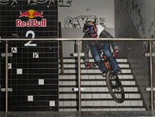 DownStairs RedBull : FreeRide VTT dans un immeuble désafecté