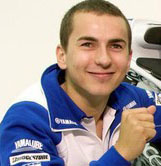 Jorge Lorenzo pose avec sa Yamaha M1 2009