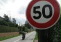 Un motard qui roule vite dans une zone limitée à 50km/h