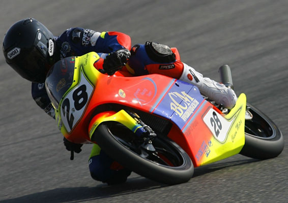 Ornella Ongaro en action sur sa moto, le slider qui frotte!