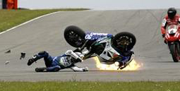 Chute spectaculaire de Sylvain Guintoli en superBike à Donington