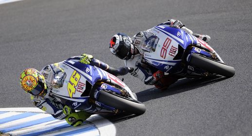 Photo de face de Rossi et Lorenzo qui attaquent comme des malades