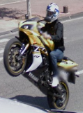 Motard qui fait un wheeling en R1 sur Google Maps