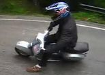 Un allumé qui fait frotter le carter de son Vespa