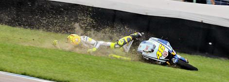 Photo de Valentino Rossi qui chute à haute vitesse et termine dans le gazon d'Indianapolis