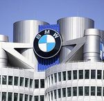 Aperçu du haut de la tour BMW avec son logo