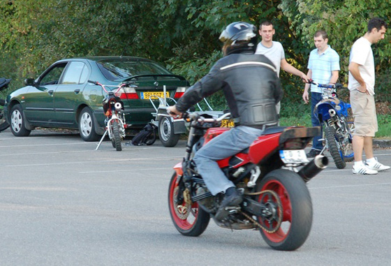 Wheeling en CBR600FS 2002 photographié avec un D50