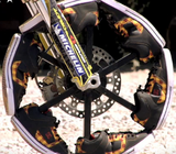 La roue de moto de Travis Pastrana en chaussures DC