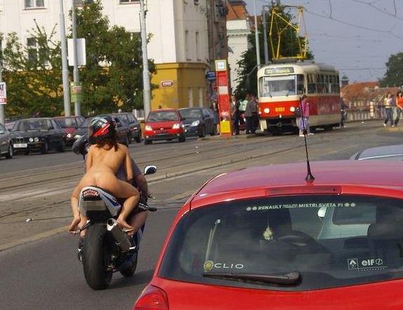 Le petit cul de la passagère nue du GEX...