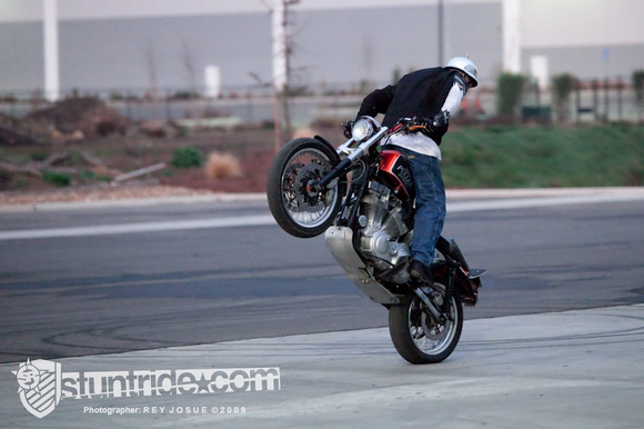 Séquence photo de Jason Pullen qui s'éclate en wheeling à l'envers!