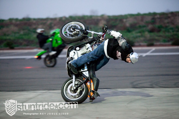 Séquence photo de Jason Pullen qui s'éclate en wheeling à l'envers!