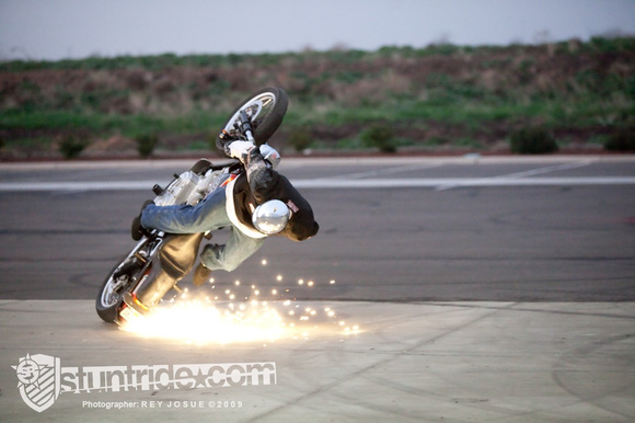 Séquence photo de Jason Pullen qui s'éclate en wheeling à l'envers!