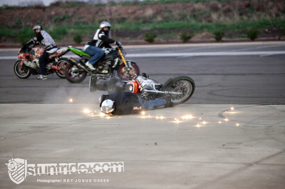 Séquence photo de Jason Pullen qui s'éclate en wheeling à l'envers!