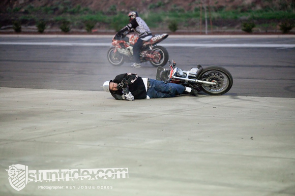 Séquence photo de Jason Pullen qui s'éclate en wheeling à l'envers!