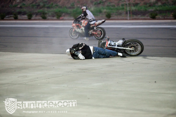 Séquence photo de Jason Pullen qui s'éclate en wheeling à l'envers!