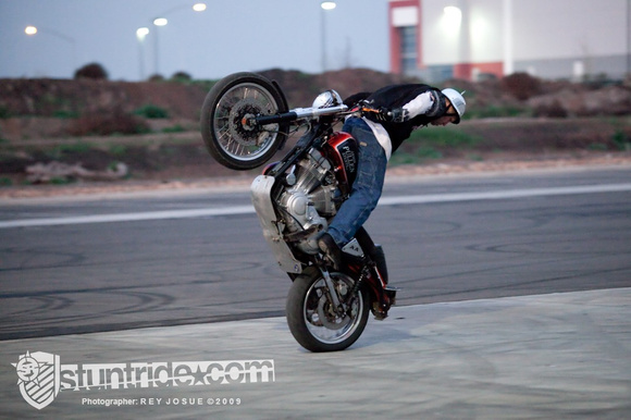 Séquence photo de Jason Pullen qui s'éclate en wheeling à l'envers!