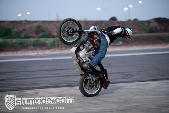 Séquence photo de Jason Pullen qui s'éclate en wheeling à l'envers!