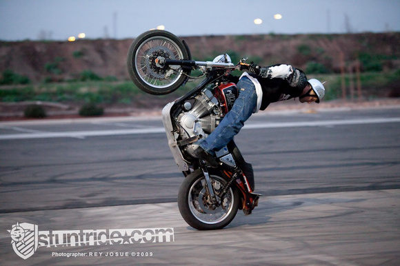 Séquence photo de Jason Pullen qui s'éclate en wheeling à l'envers!