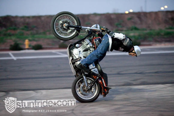 Séquence photo de Jason Pullen qui s'éclate en wheeling à l'envers!