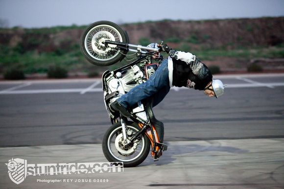 Séquence photo de Jason Pullen qui s'éclate en wheeling à l'envers!