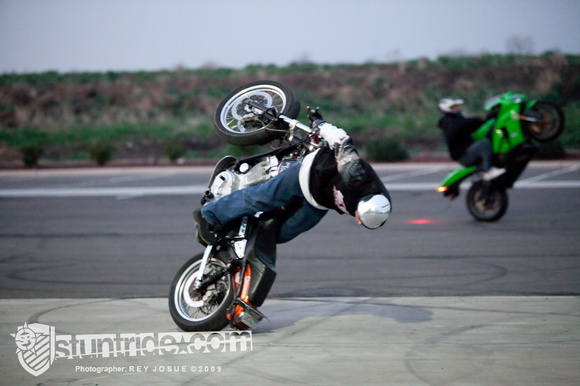 Séquence photo de Jason Pullen qui s'éclate en wheeling à l'envers!