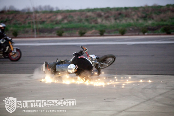 Séquence photo de Jason Pullen qui s'éclate en wheeling à l'envers!