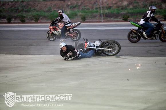 Séquence photo de Jason Pullen qui s'éclate en wheeling à l'envers!