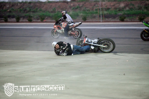 Séquence photo de Jason Pullen qui s'éclate en wheeling à l'envers!