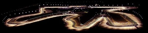 Vue hélicoptère du circuit du Qatar de nuit avec son éclairage artificiel