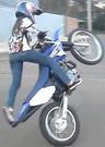 Une jeune fille qui fait du stunt