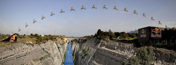 Le saut de Maddison par dessus le canal de Corinthe en moto décortiqué image par image