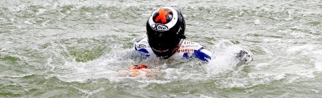 Jorge Lorenzo en train de nager après sa victoire en MotoGP 2010 à Jerez